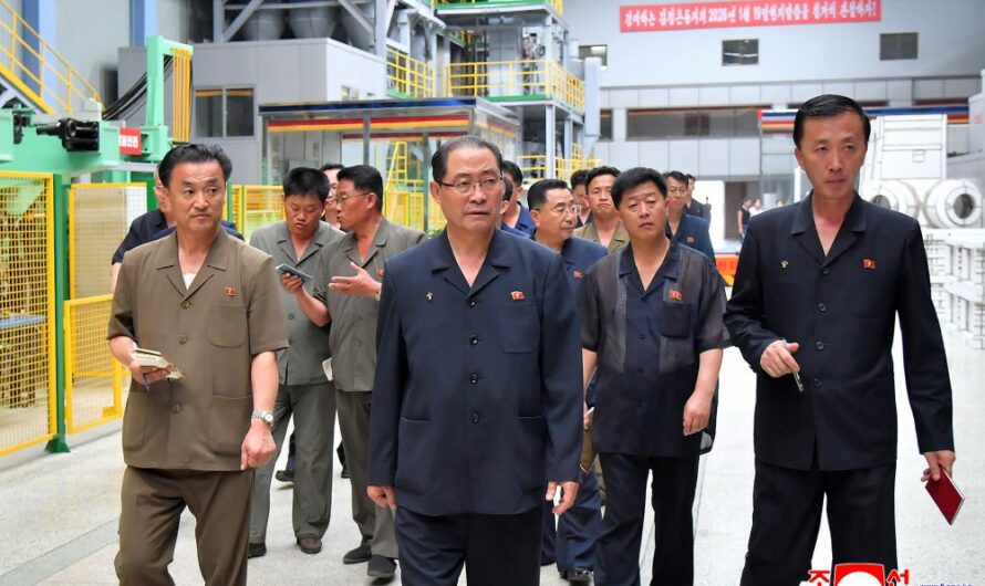 Visita de trabajo a la zona de Samjiyon y empresas de Hamhung