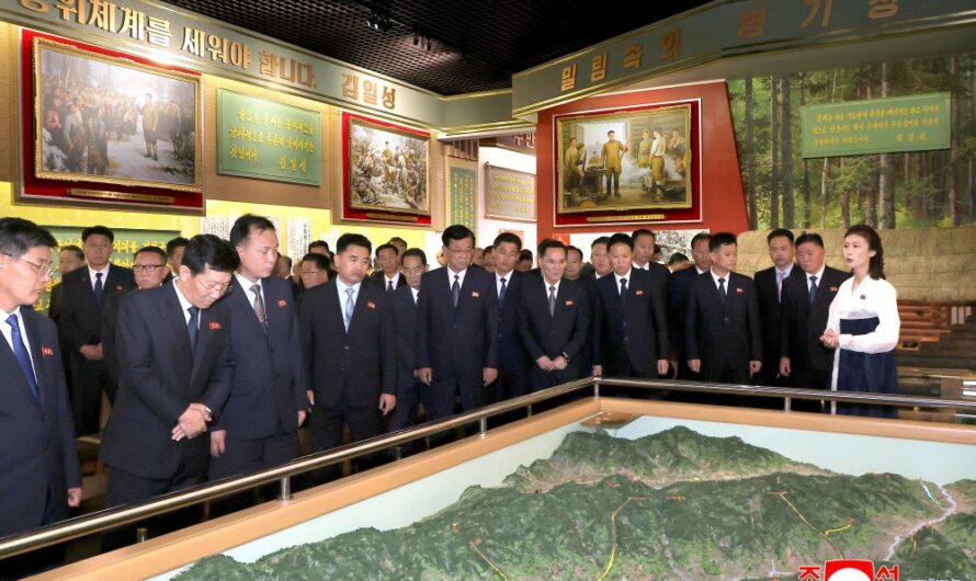 Funcionarios del CC del PTC visitan el Museo de la Revolución Coreana